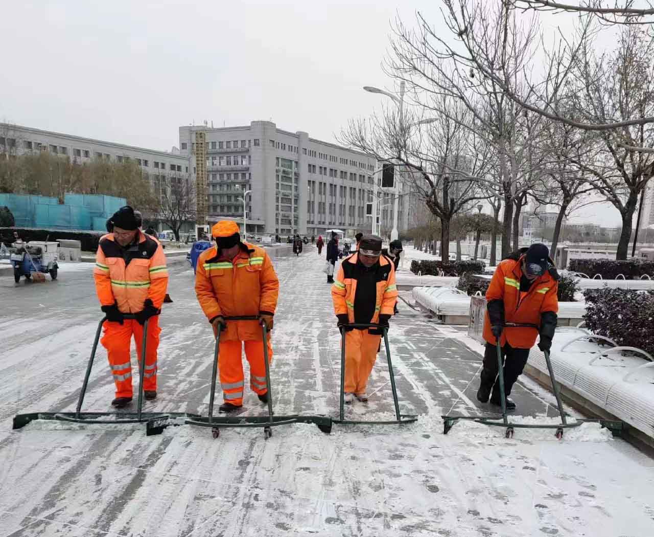 以雪为令 保障出行 | 大雪纷飞而至，尊龙凯时人清雪忙